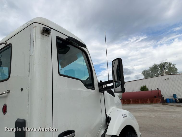 image for item FC3045 2016 Kenworth T880 semi truck