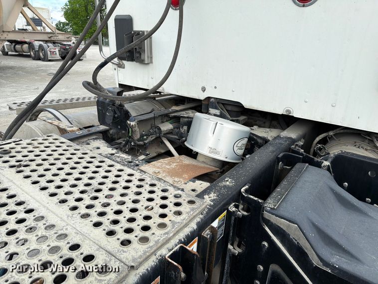 image for item FC3045 2016 Kenworth T880 semi truck