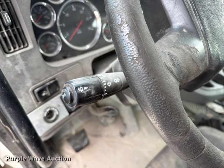 image for item FC3045 2016 Kenworth T880 semi truck