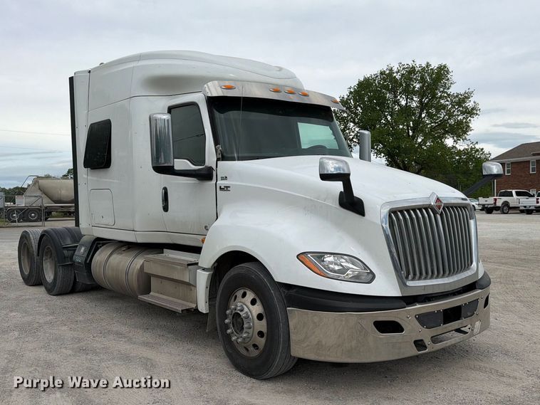 image for item FC3046 2020 International LT625 semi truck
