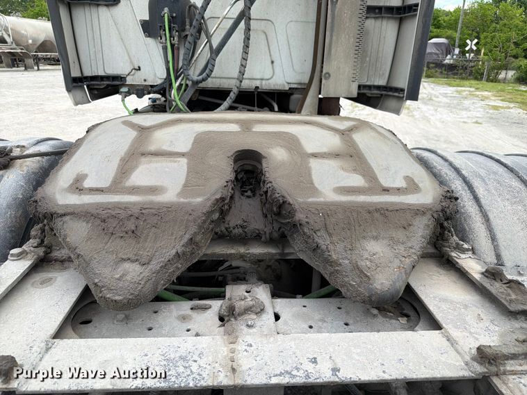 image for item FC3046 2020 International LT625 semi truck