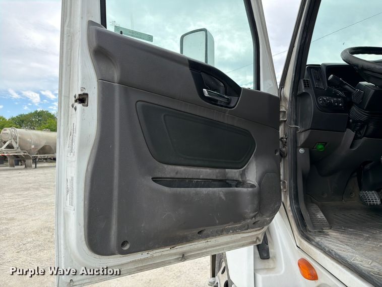 image for item FC3046 2020 International LT625 semi truck