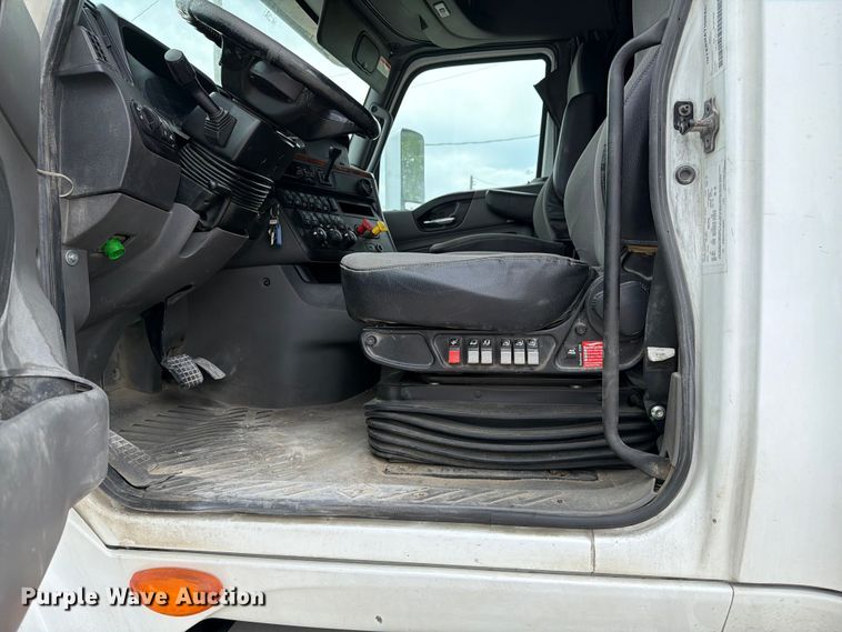 image for item FC3046 2020 International LT625 semi truck