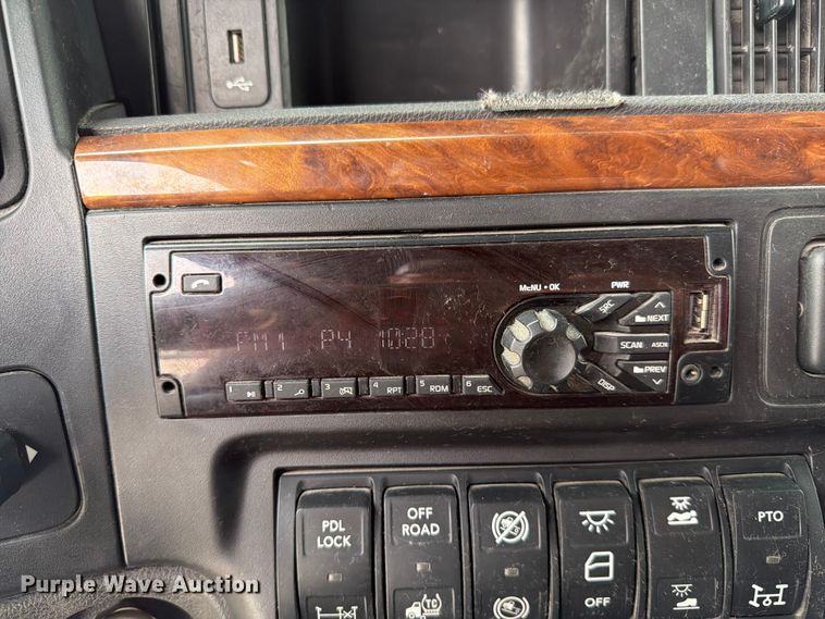 image for item FC3046 2020 International LT625 semi truck