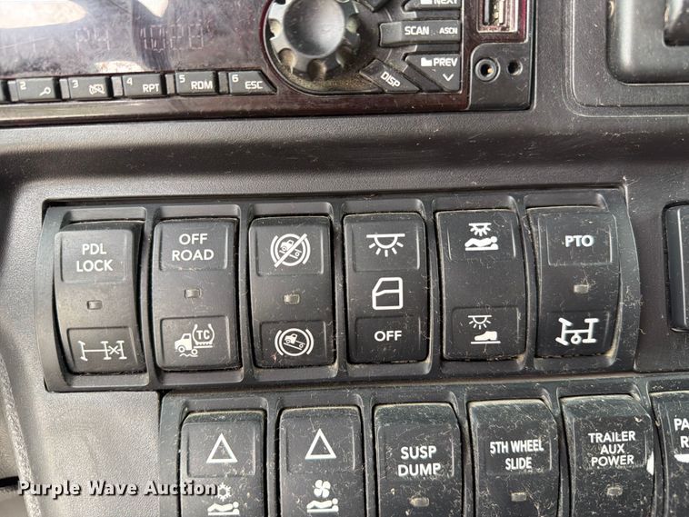 image for item FC3046 2020 International LT625 semi truck