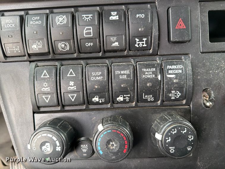 image for item FC3046 2020 International LT625 semi truck