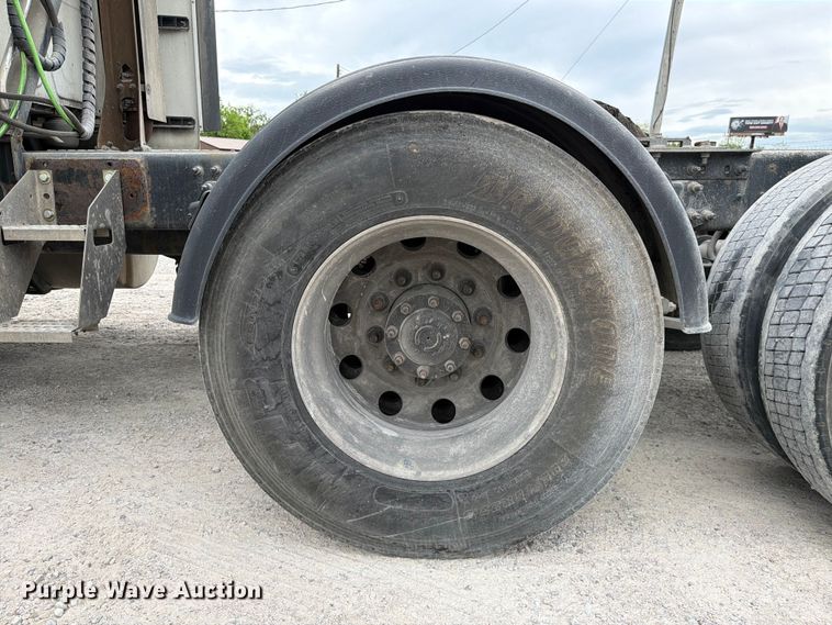 image for item FC3046 2020 International LT625 semi truck