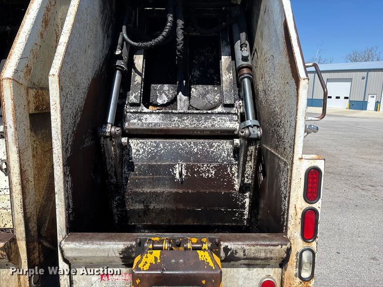 image for item FC4546 2007 International SF625 refuse truck