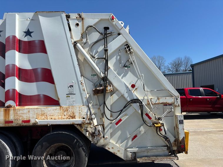 image for item FC4546 2007 International SF625 refuse truck