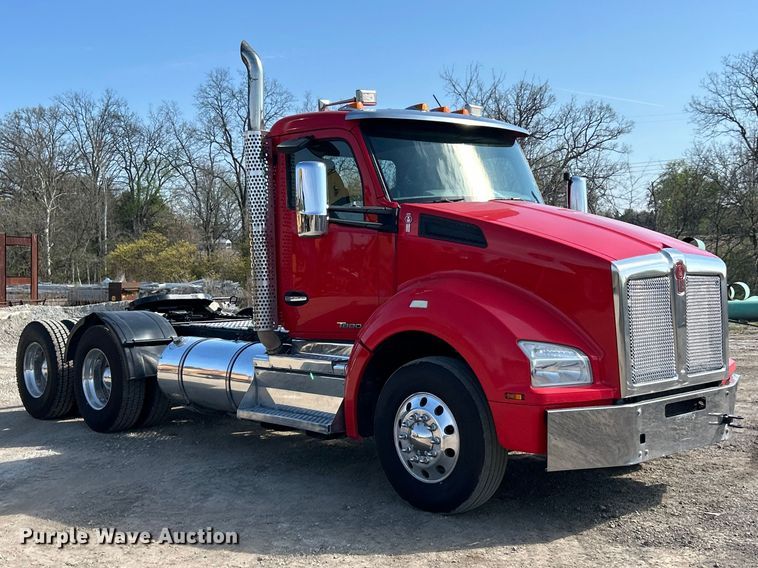 image for item FC5375 2018 Kenworth T880 semi truck