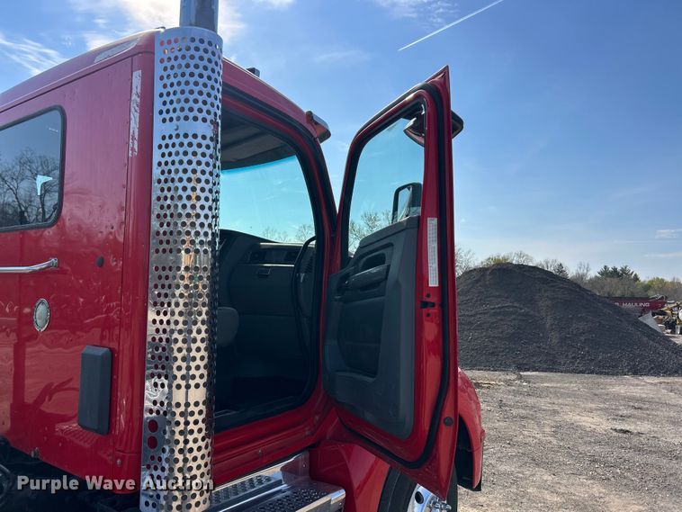 image for item FC5375 2018 Kenworth T880 semi truck