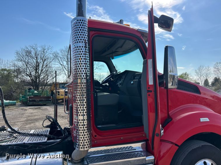 image for item FC5375 2018 Kenworth T880 semi truck