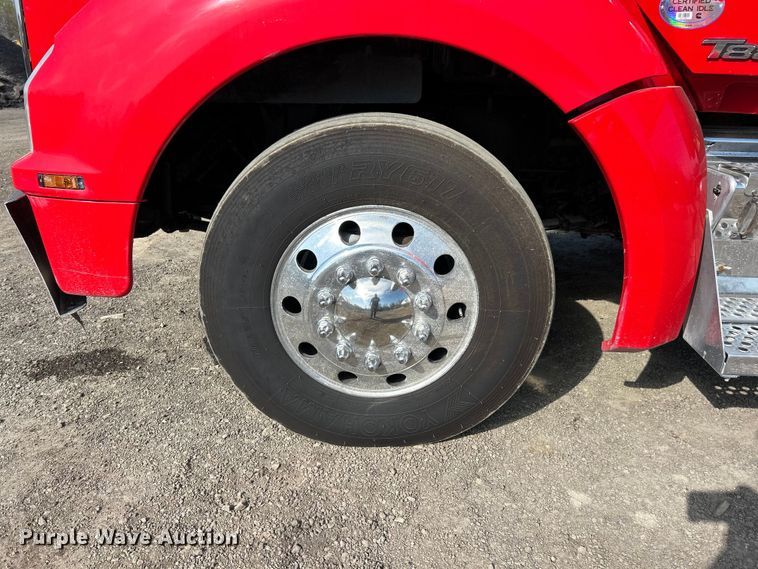 image for item FC5375 2018 Kenworth T880 semi truck