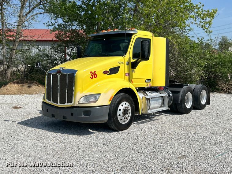 image for item FC5441 2017 Peterbilt 579 semi truck