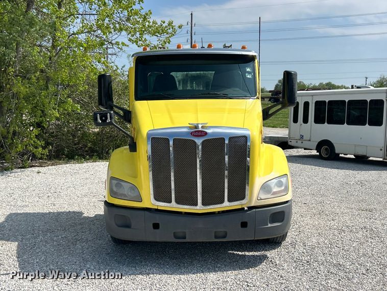 image for item FC5441 2017 Peterbilt 579 semi truck