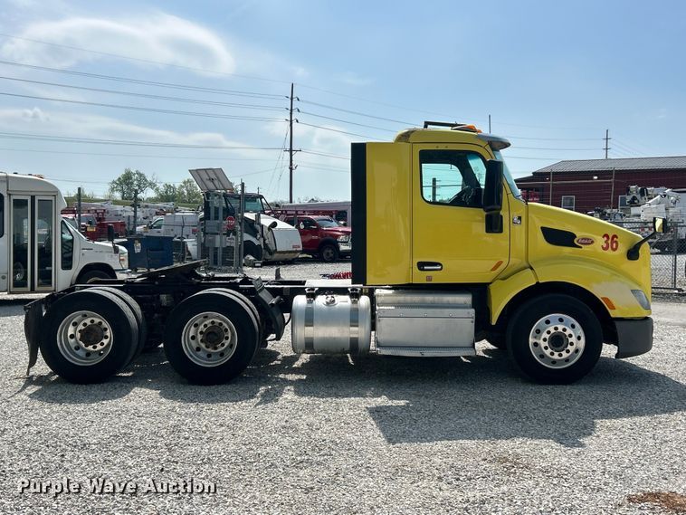 image for item FC5441 2017 Peterbilt 579 semi truck