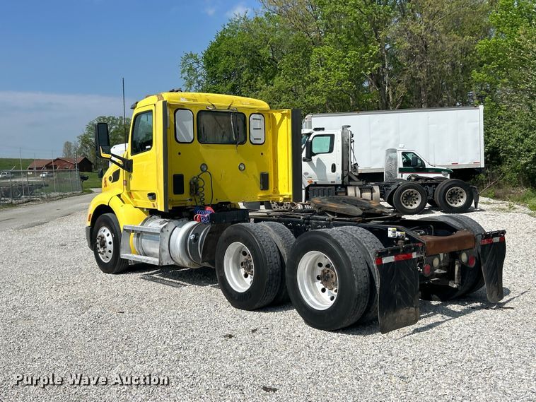 image for item FC5441 2017 Peterbilt 579 semi truck