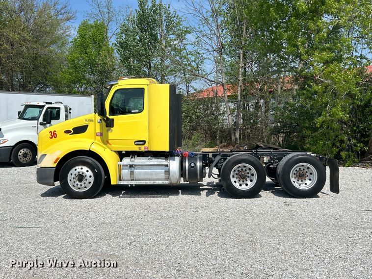 image for item FC5441 2017 Peterbilt 579 semi truck