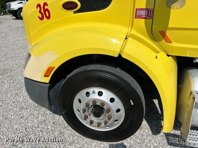 image for item FC5441 2017 Peterbilt 579 semi truck