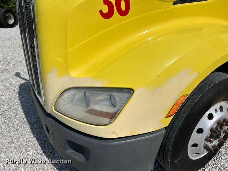 image for item FC5441 2017 Peterbilt 579 semi truck