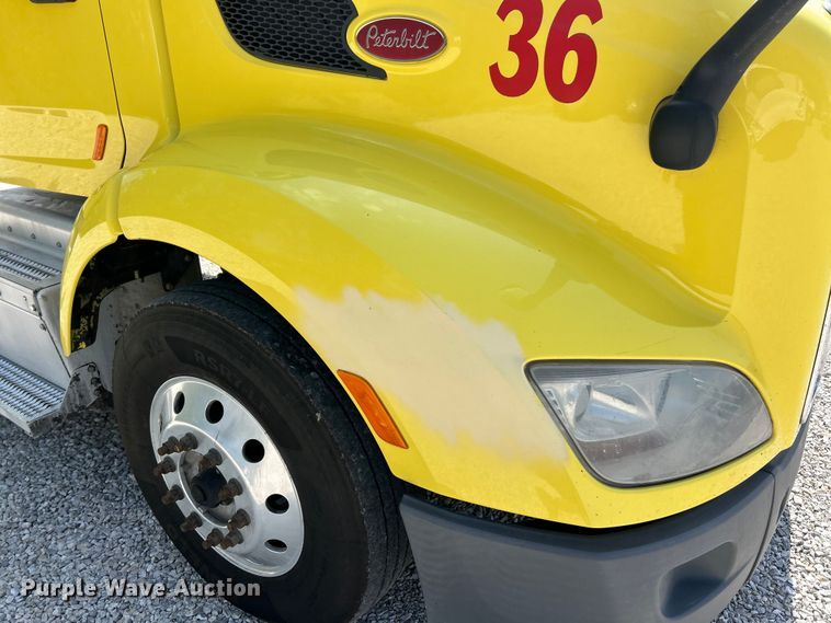 image for item FC5441 2017 Peterbilt 579 semi truck
