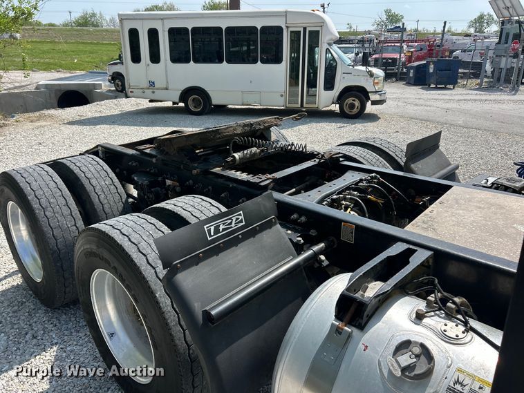 image for item FC5441 2017 Peterbilt 579 semi truck