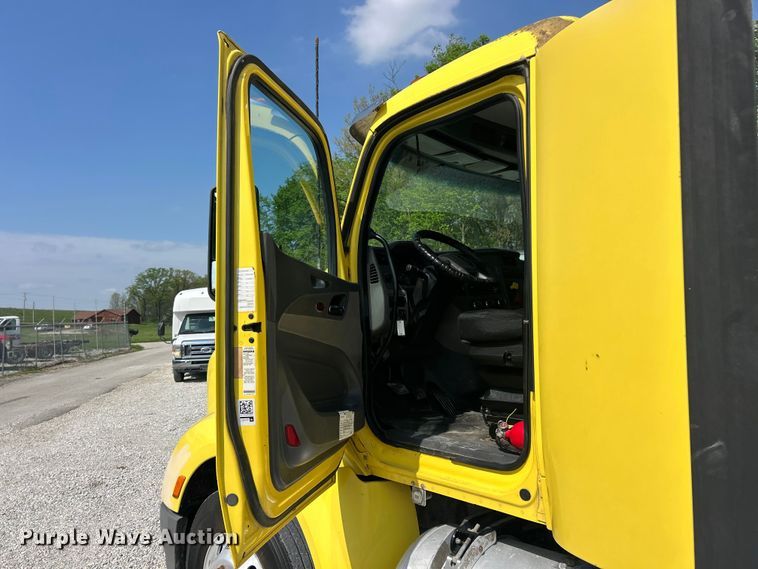 image for item FC5441 2017 Peterbilt 579 semi truck