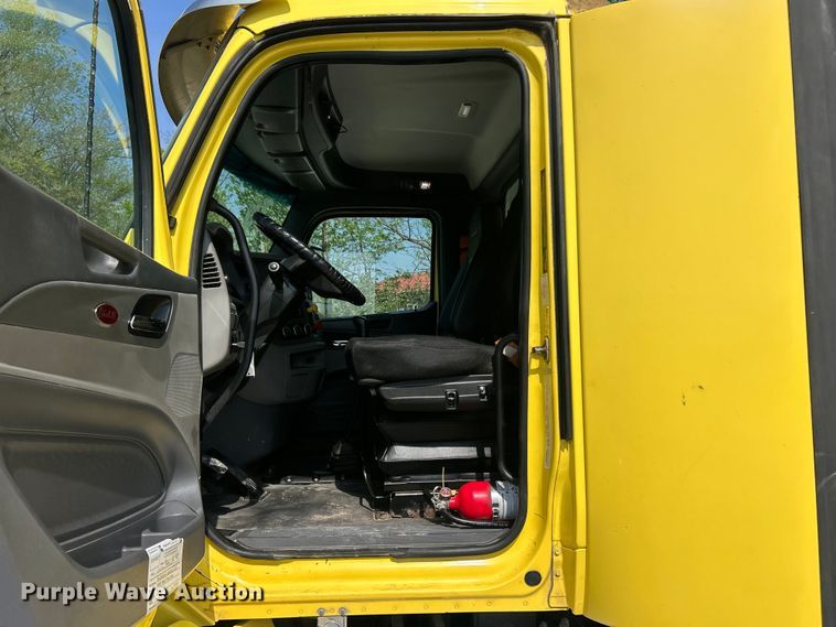 image for item FC5441 2017 Peterbilt 579 semi truck