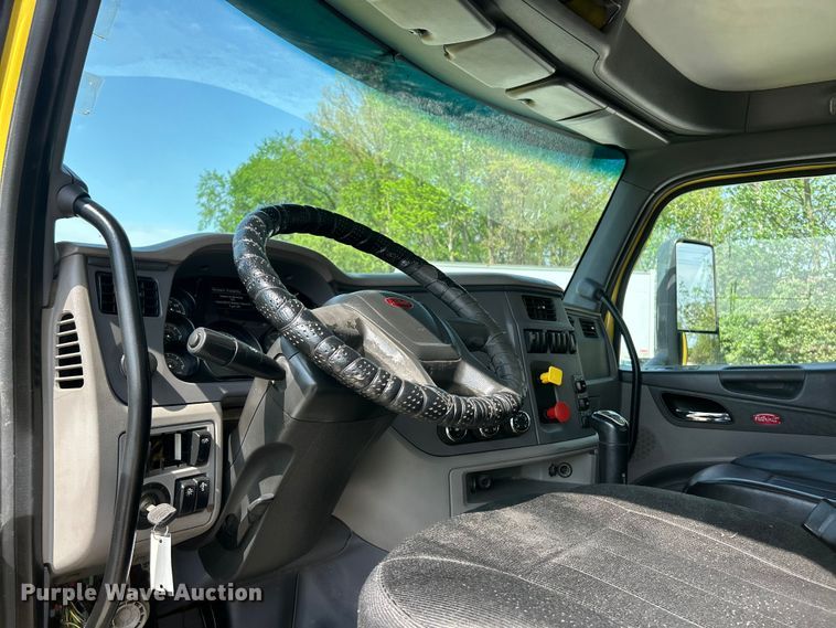 image for item FC5441 2017 Peterbilt 579 semi truck