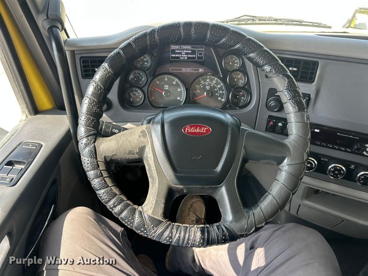 image for item FC5441 2017 Peterbilt 579 semi truck