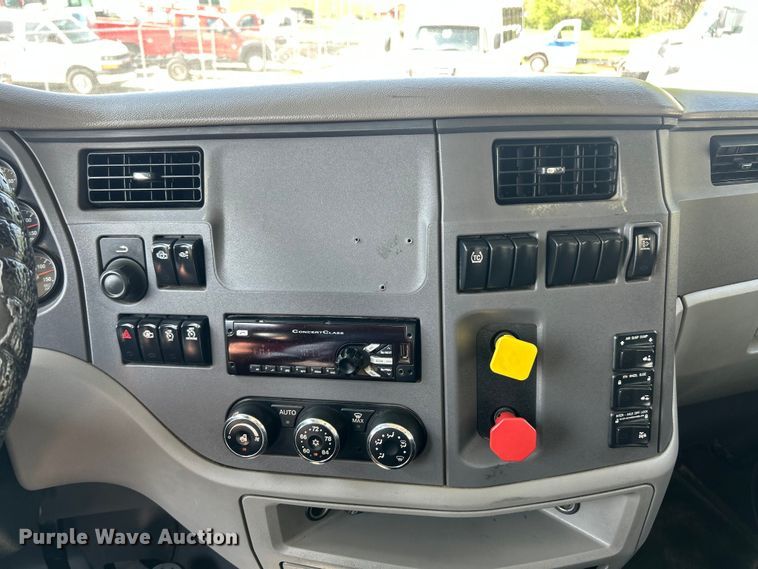 image for item FC5441 2017 Peterbilt 579 semi truck