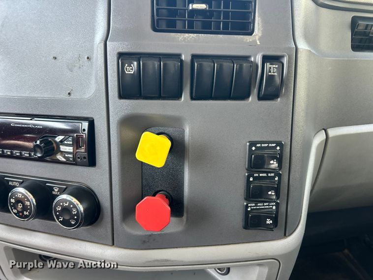 image for item FC5441 2017 Peterbilt 579 semi truck