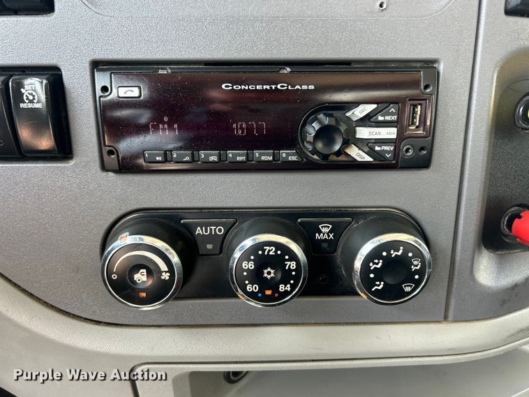 image for item FC5441 2017 Peterbilt 579 semi truck