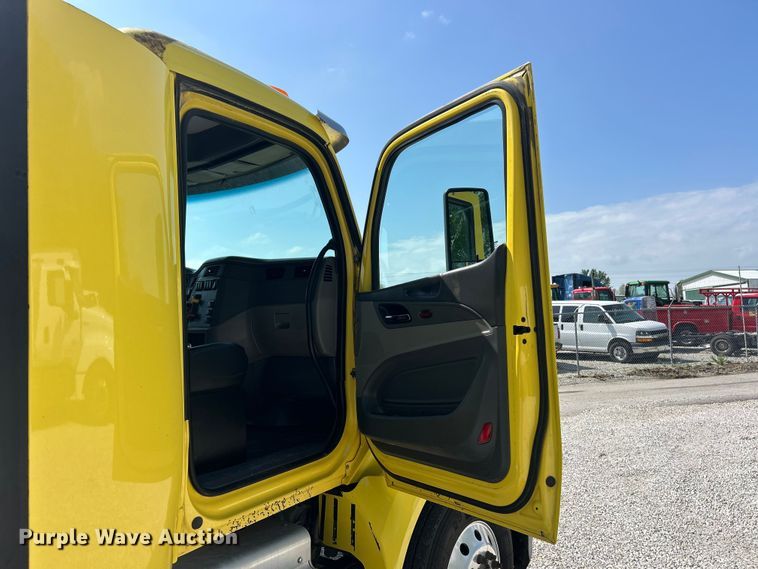 image for item FC5441 2017 Peterbilt 579 semi truck