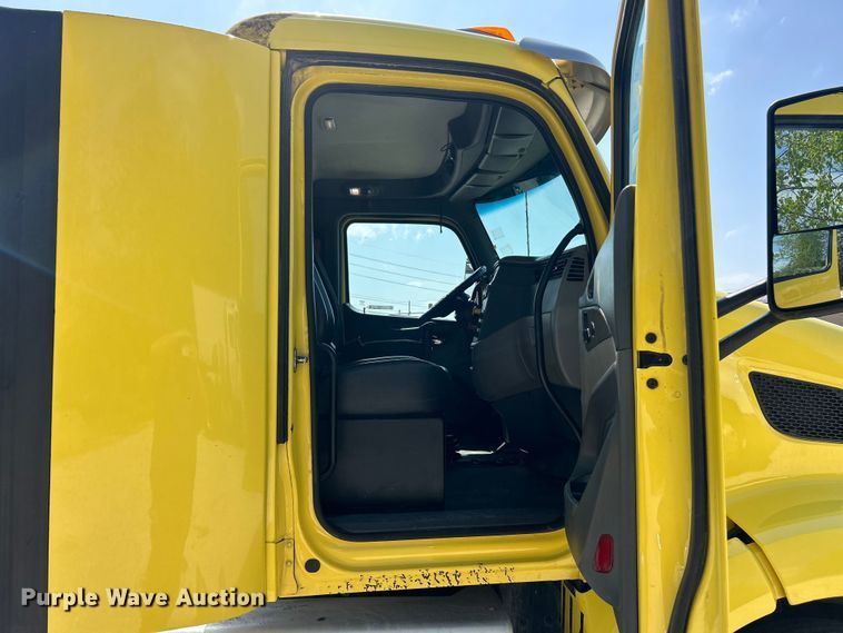 image for item FC5441 2017 Peterbilt 579 semi truck