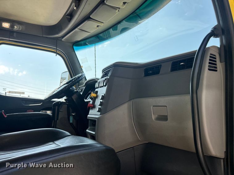 image for item FC5441 2017 Peterbilt 579 semi truck