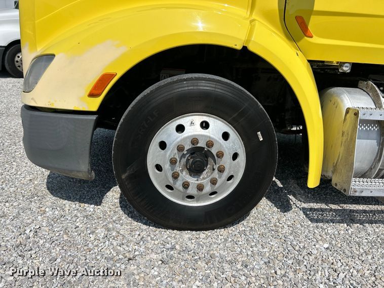 image for item FC5441 2017 Peterbilt 579 semi truck