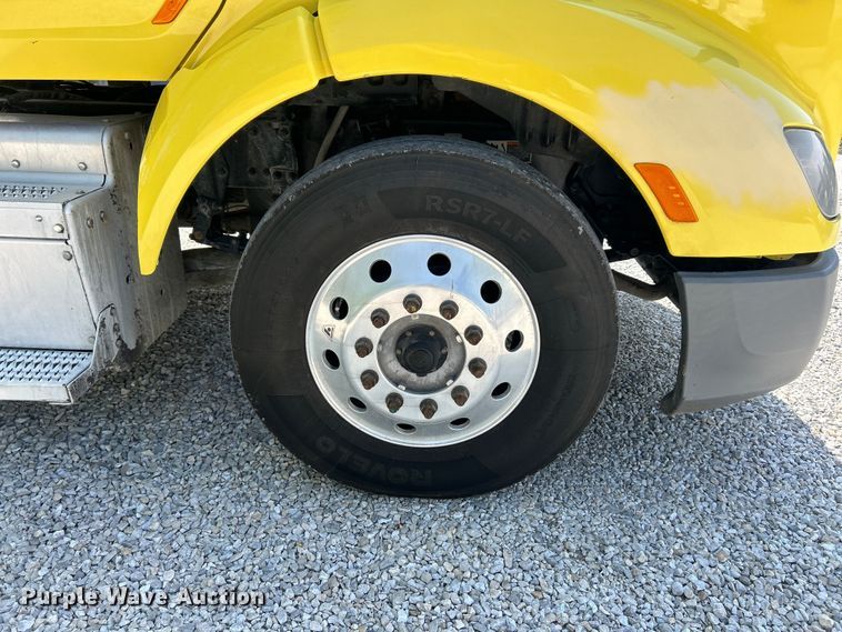 image for item FC5441 2017 Peterbilt 579 semi truck