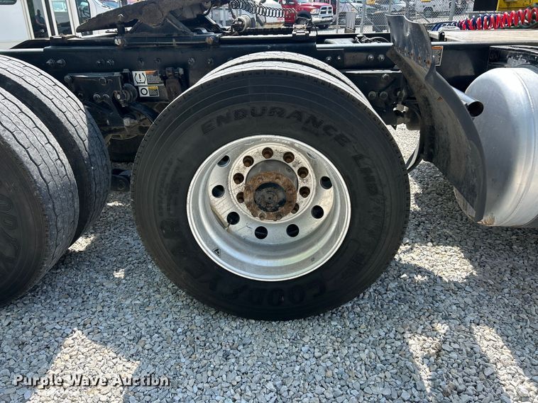 image for item FC5441 2017 Peterbilt 579 semi truck