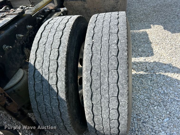 image for item FC5441 2017 Peterbilt 579 semi truck