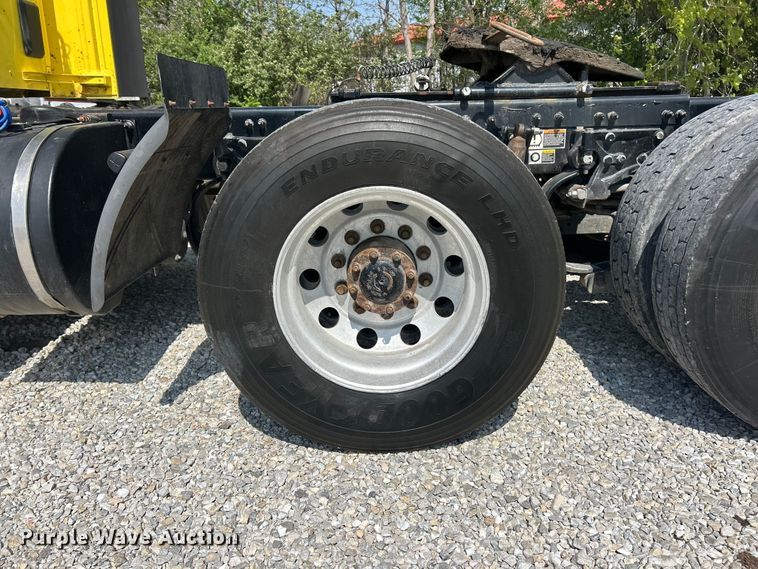 image for item FC5441 2017 Peterbilt 579 semi truck