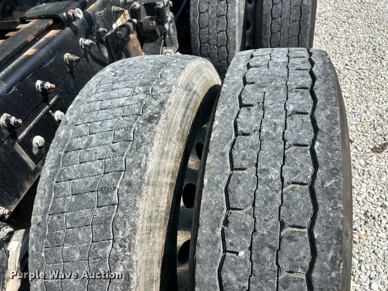 image for item FC5441 2017 Peterbilt 579 semi truck