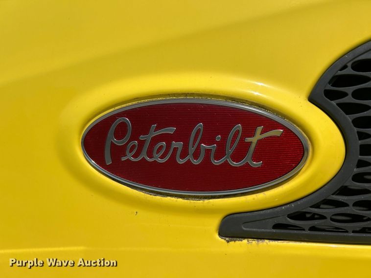 image for item FC5441 2017 Peterbilt 579 semi truck