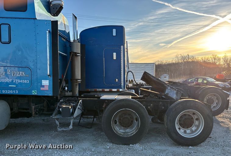 image for item FG0001 2006 International 9400i semi truck