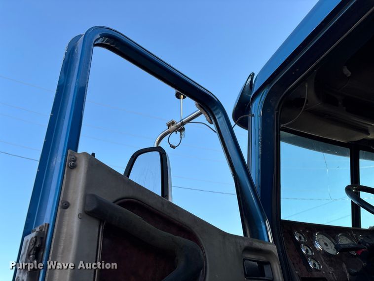 image for item FG0001 2006 International 9400i semi truck