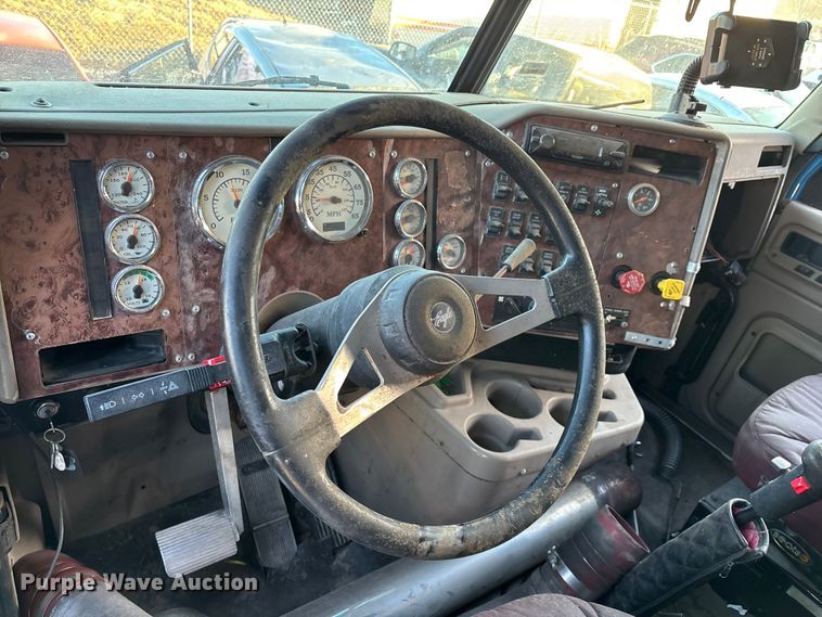 image for item FG0001 2006 International 9400i semi truck