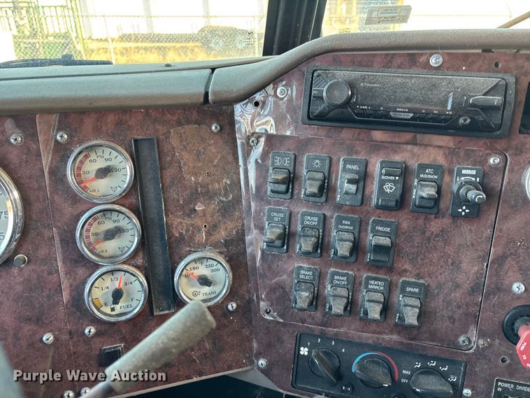 image for item FG0001 2006 International 9400i semi truck