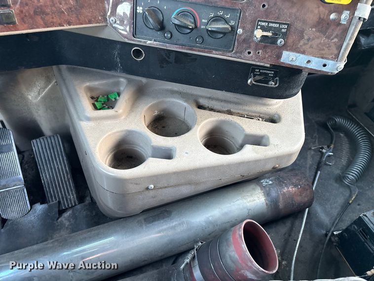image for item FG0001 2006 International 9400i semi truck