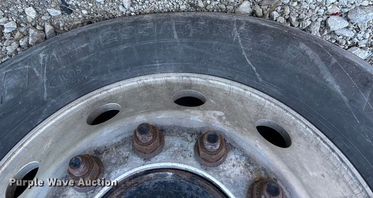 image for item FG0001 2006 International 9400i semi truck