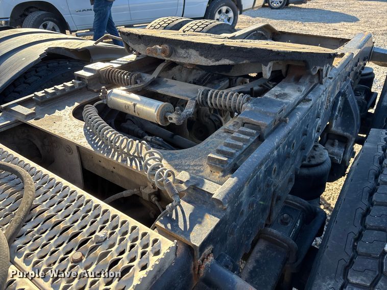 image for item FG0002 1994 Peterbilt 379 semi truck